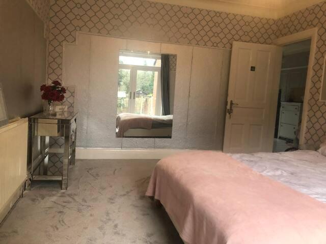 Double Bedroom Manchester Exterior foto